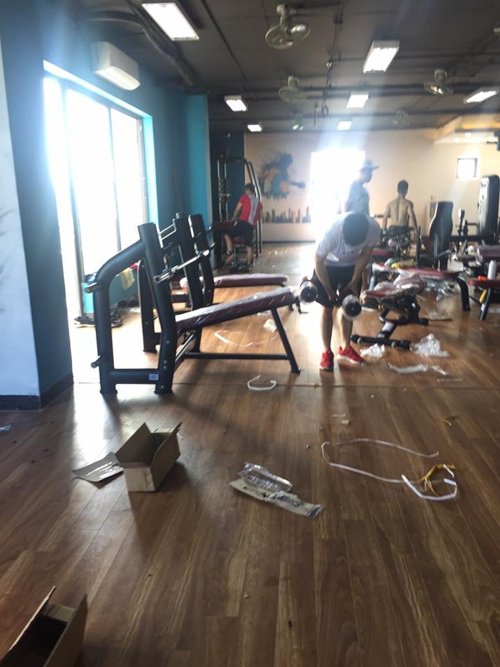 Quá trình lắp ráp máy gym được đội kỹ thuật viên giám sát cẩn thận