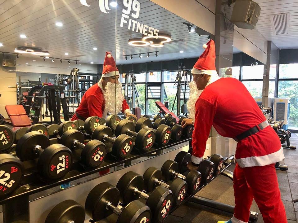 Ông già Noel chăm tập gym - phòng tập vui vẻ