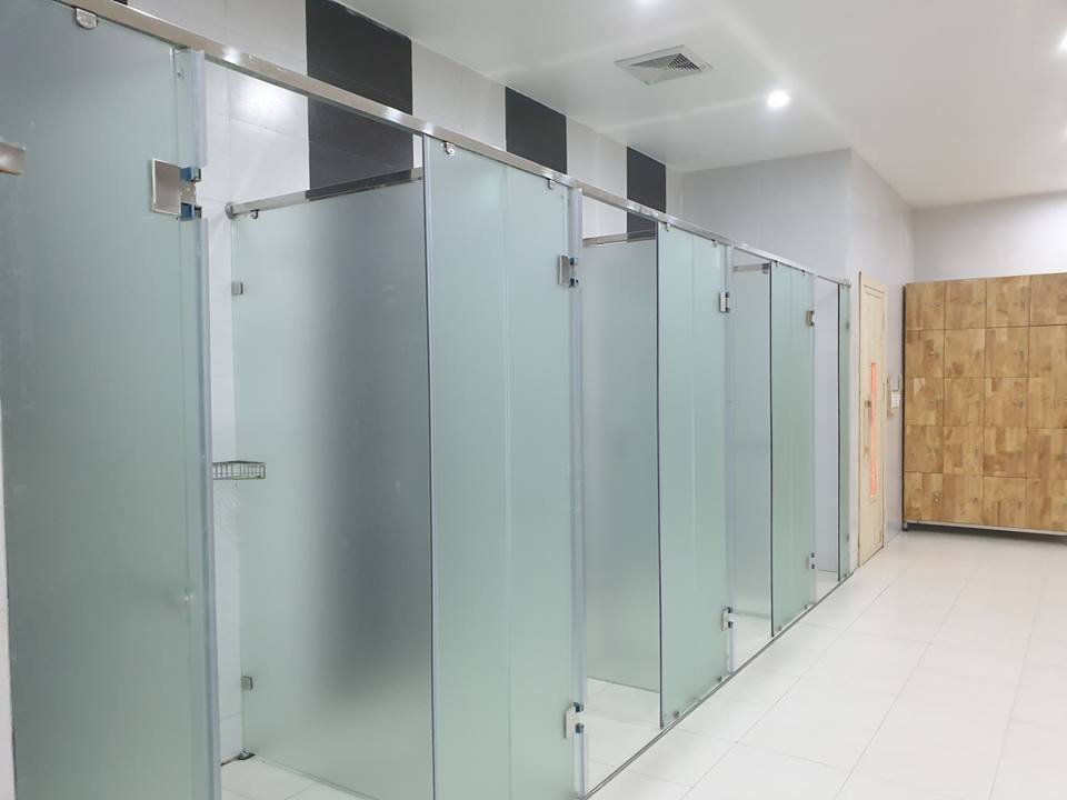 Phòng tắm vách kính tiện nghi tại gym center