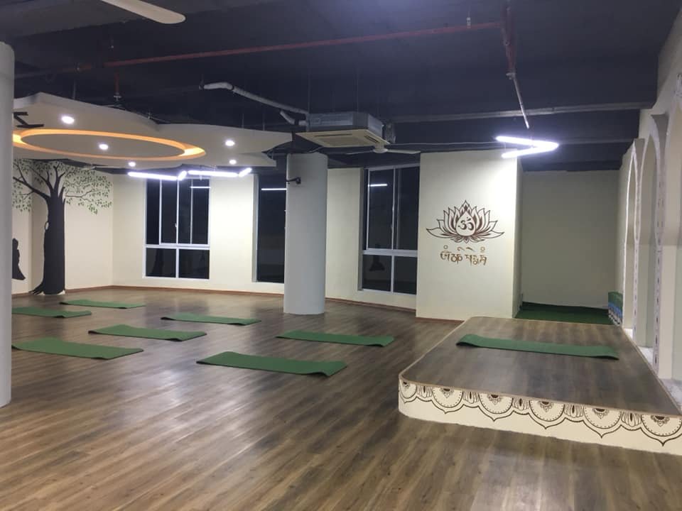 Phòng Yoga được trang trí đơn giản, tông màu nhẹ nhàng