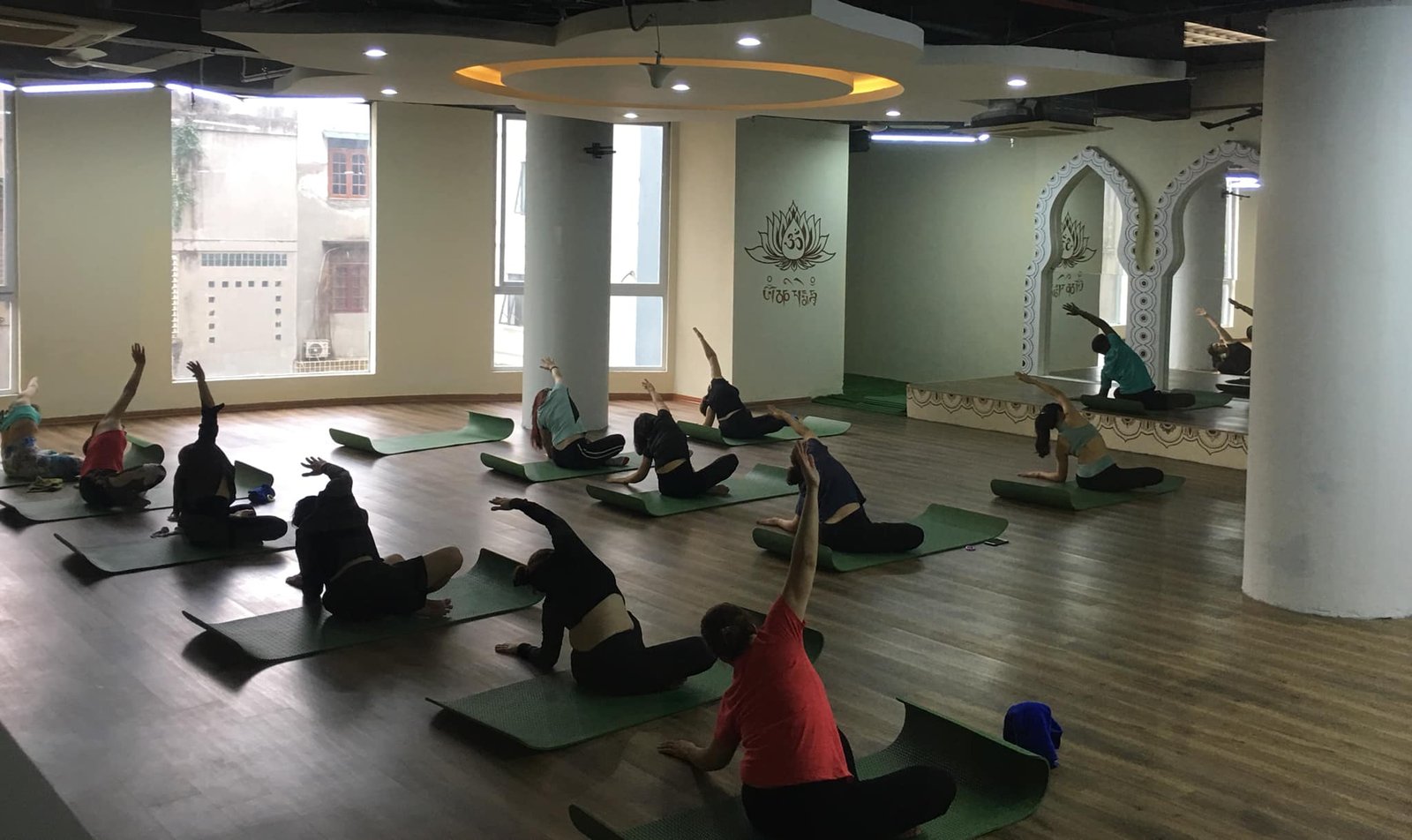 Lớp tập yoga tại AE Fitness Lĩnh Nam