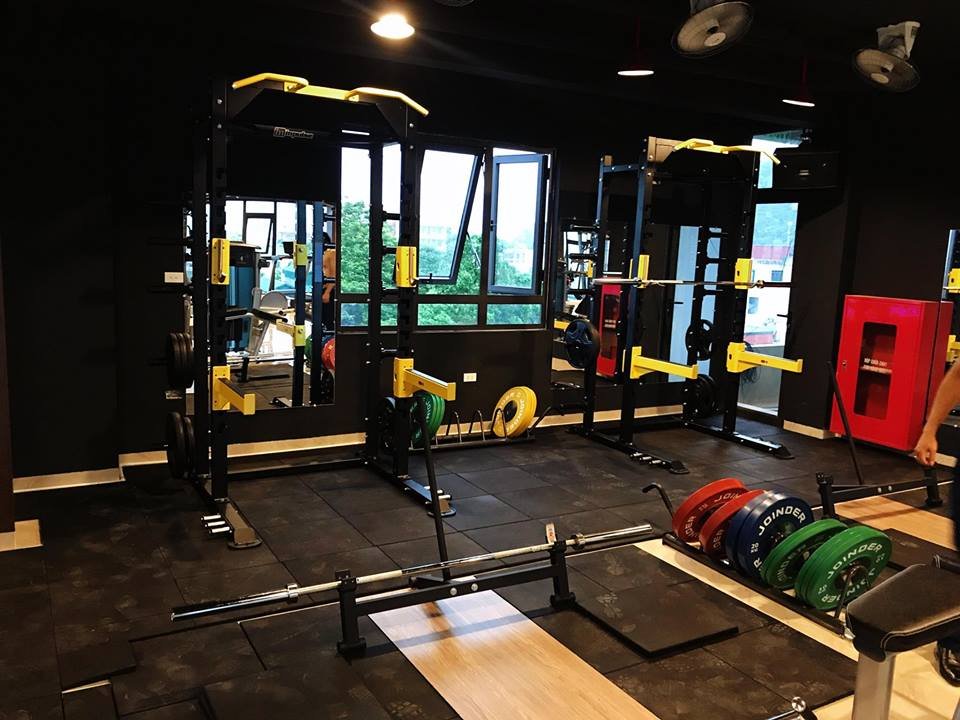 khu vực tập luyện power lifting tại phòng gym